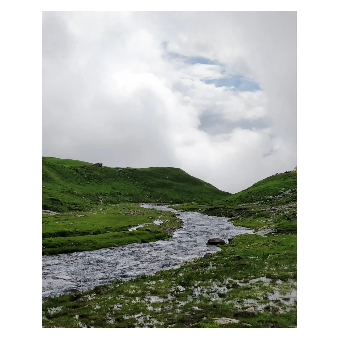 River stream at Roli Kholi campsite on Bhrigu lake trek